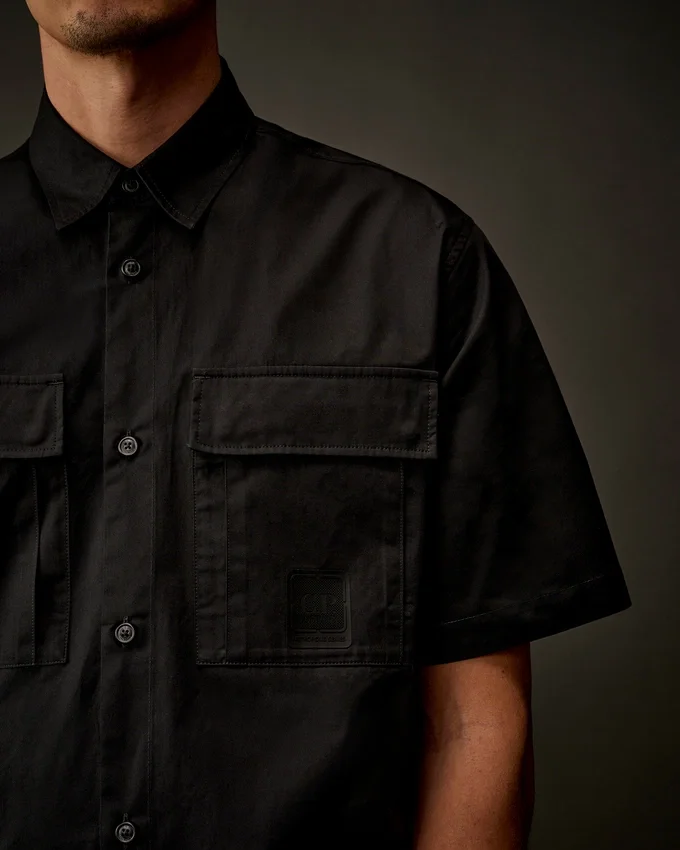 Camisa de manga corta con botones de gabardina de la Metropolis Series