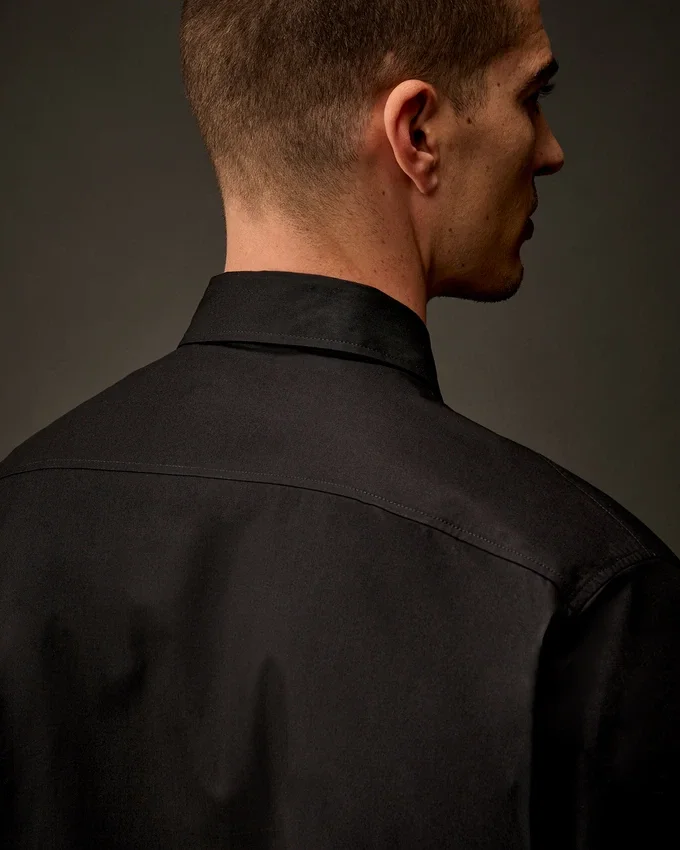 Camisa de manga corta con botones de gabardina de la Metropolis Series