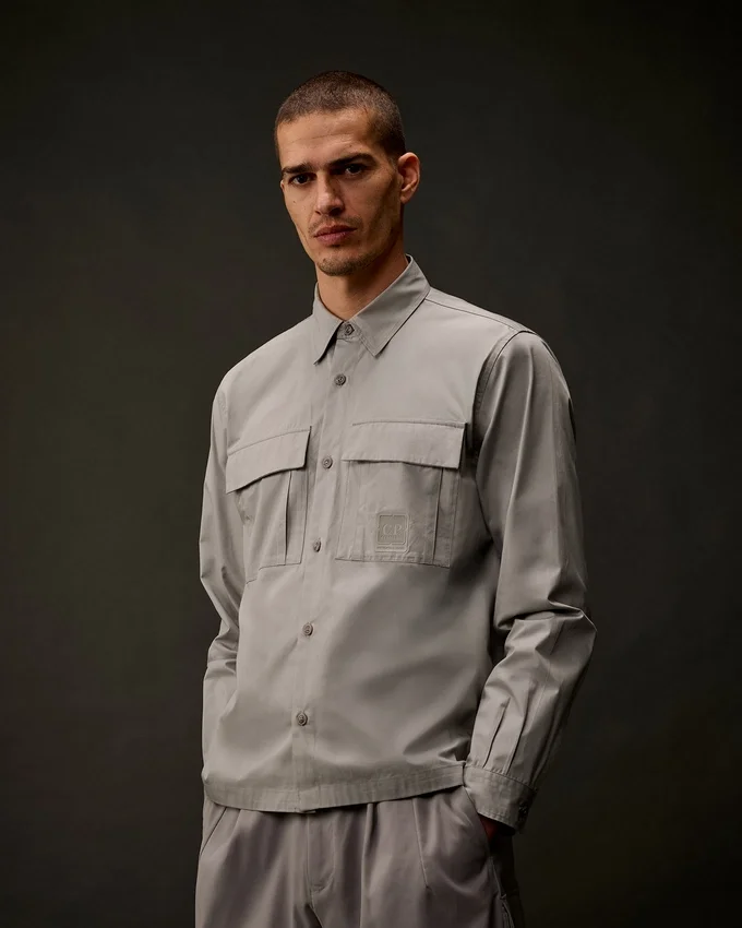 Camisa de manga larga con botones de gabardina de la Metropolis Series