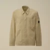 Camisa sobre de Taylon P con bolsillos en el pecho y botones en forma de Lens