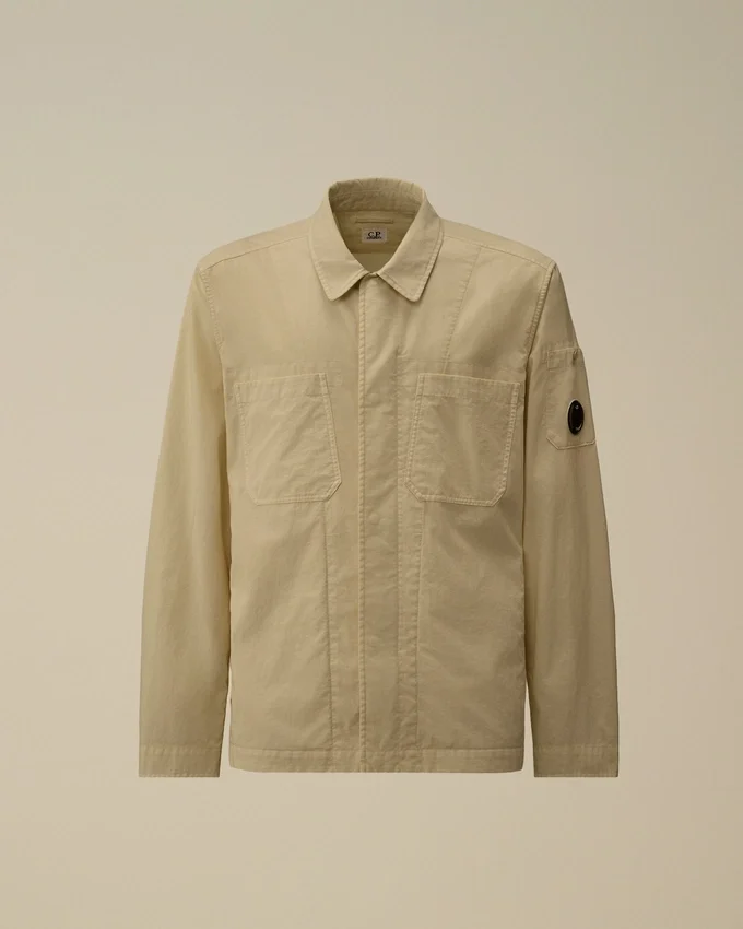 Camisa sobre de Taylon P con bolsillos en el pecho y botones en forma de Lens