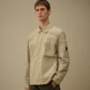 Camisa sobre de Taylon P con bolsillos en el pecho y botones en forma de Lens