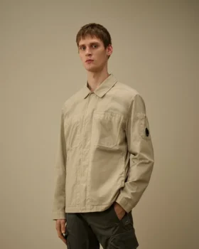 Camisa sobre de Taylon P con bolsillos en el pecho y botones en forma de Lens