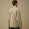 Camisa sobre de Taylon P con bolsillos en el pecho y botones en forma de Lens