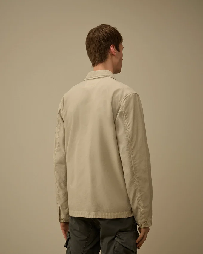 Camisa sobre de Taylon P con bolsillos en el pecho y botones en forma de Lens