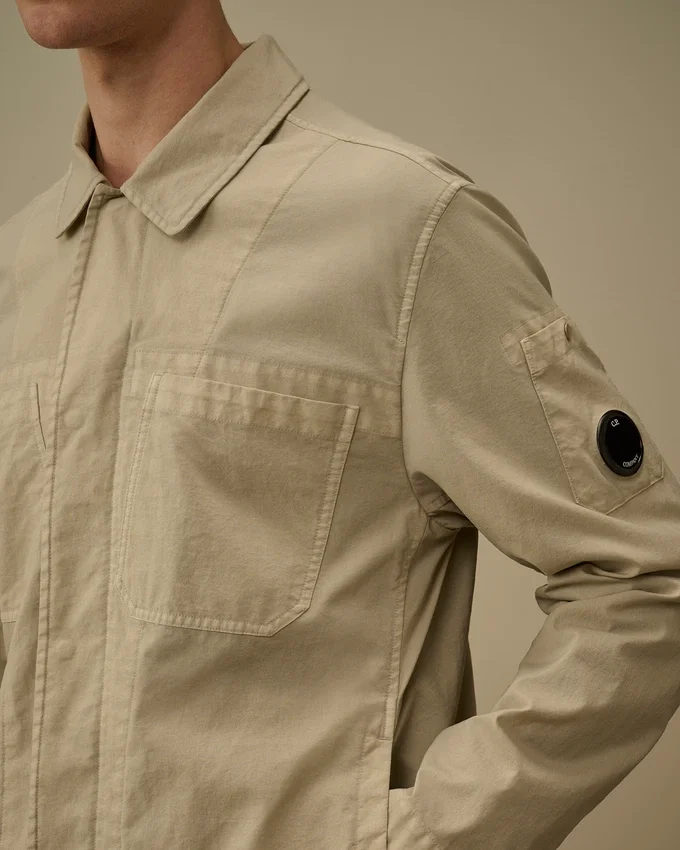 Camisa sobre de Taylon P con bolsillos en el pecho y botones en forma de Lens