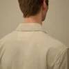 Camisa sobre de Taylon P con bolsillos en el pecho y botones en forma de Lens