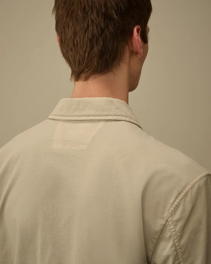 Camisa sobre de Taylon P con bolsillos en el pecho y botones en forma de Lens