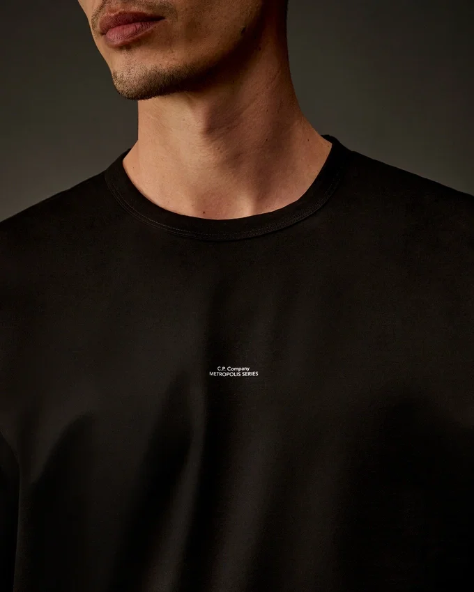 Camiseta de manga corta con logotipo en el pecho de la Metropolis Series, confeccionada en jersey mercerizado