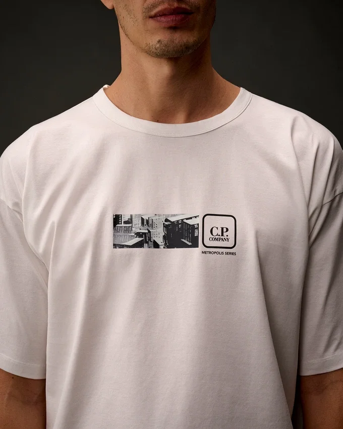 Camiseta de manga corta de jersey mercerizado de la Metropolis Series con bordado en la espalda