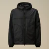 Chaqueta con capucha y detalle de lente «Lens» de Nada Shield, confeccionada con Primaloft® Evolve y plegable