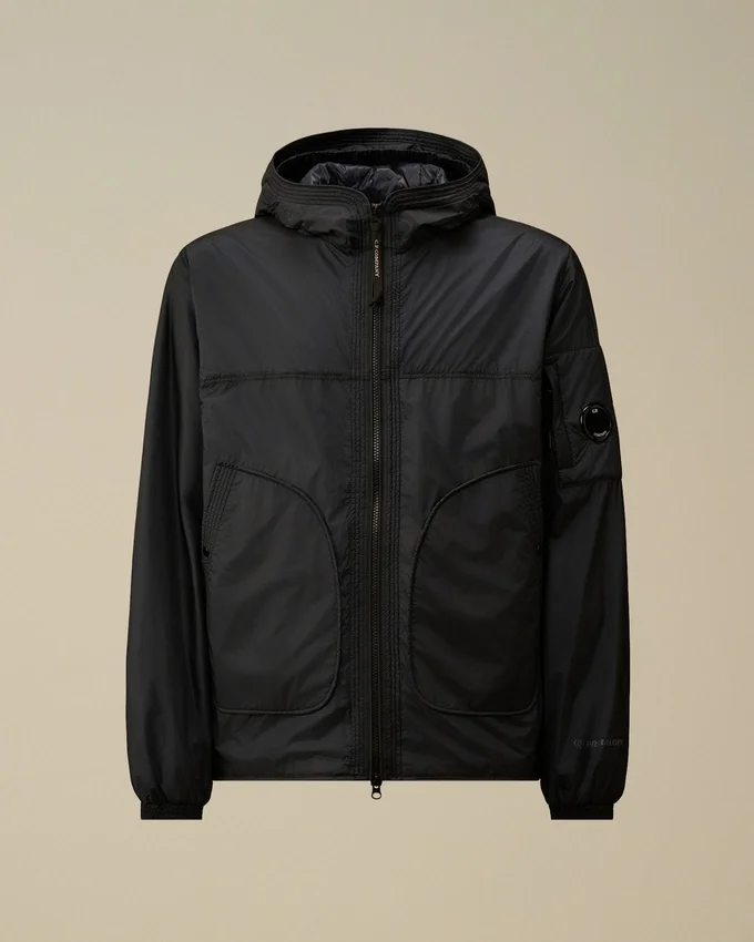 Chaqueta con capucha y detalle de lente «Lens» de Nada Shield, confeccionada con Primaloft® Evolve y plegable