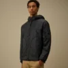 Chaqueta con capucha y detalle de lente «Lens» de Nada Shield, confeccionada con Primaloft® Evolve y plegable