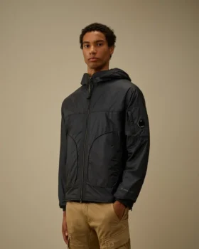 Chaqueta con capucha y detalle de lente «Lens» de Nada Shield, confeccionada con Primaloft® Evolve y plegable