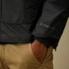 Chaqueta con capucha y detalle de lente «Lens» de Nada Shield, confeccionada con Primaloft® Evolve y plegable