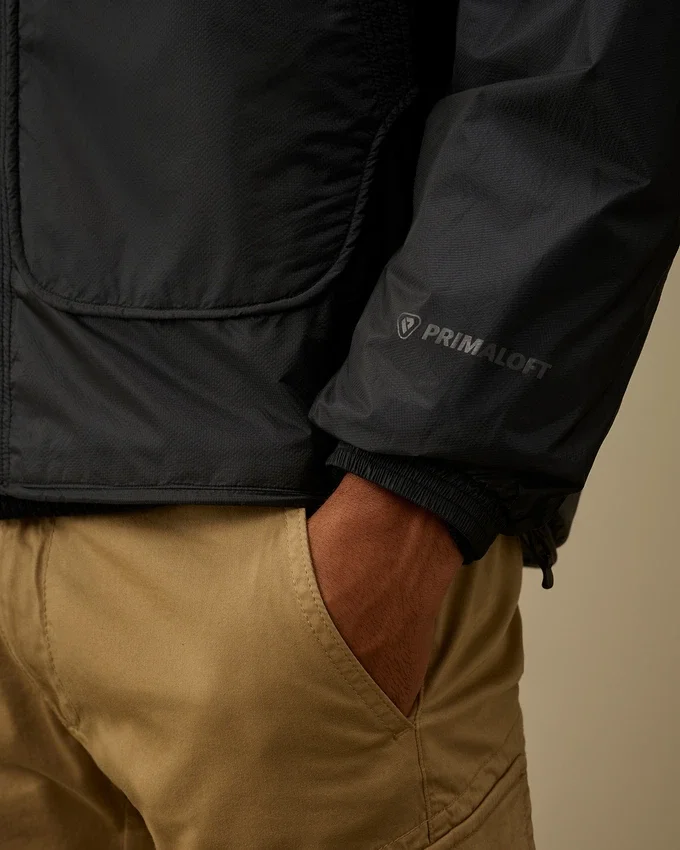 Chaqueta con capucha y detalle de lente «Lens» de Nada Shield, confeccionada con Primaloft® Evolve y plegable