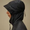 Chaqueta con capucha y detalle de lente «Lens» de Nada Shield, confeccionada con Primaloft® Evolve y plegable