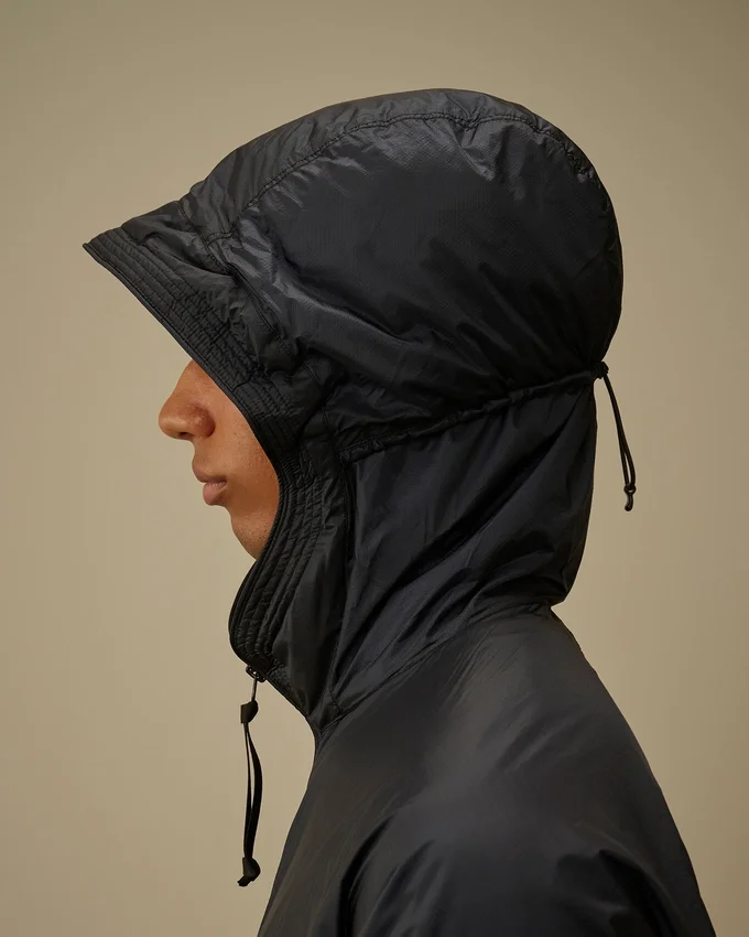 Chaqueta con capucha y detalle de lente «Lens» de Nada Shield, confeccionada con Primaloft® Evolve y plegable
