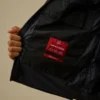 Chaqueta con capucha y detalle de lente «Lens» de Nada Shield, confeccionada con Primaloft® Evolve y plegable