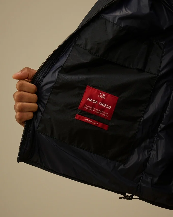 Chaqueta con capucha y detalle de lente «Lens» de Nada Shield, confeccionada con Primaloft® Evolve y plegable
