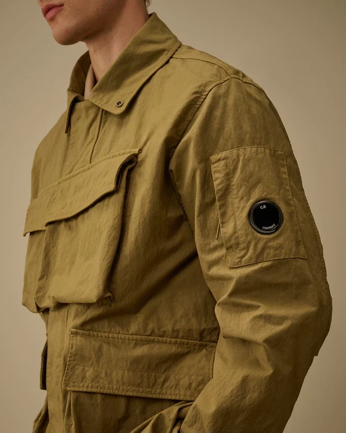 Chaqueta de sarga con cremallera para gafas de sol