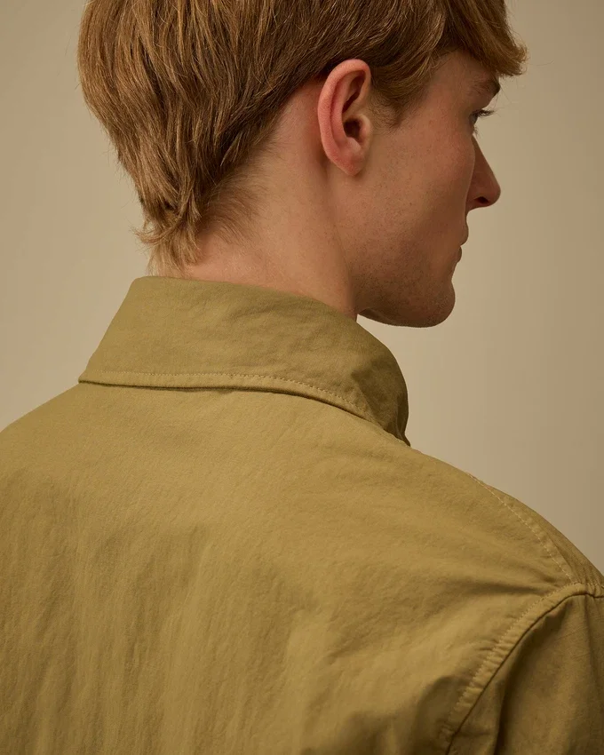 Chaqueta de sarga con cremallera para gafas de sol
