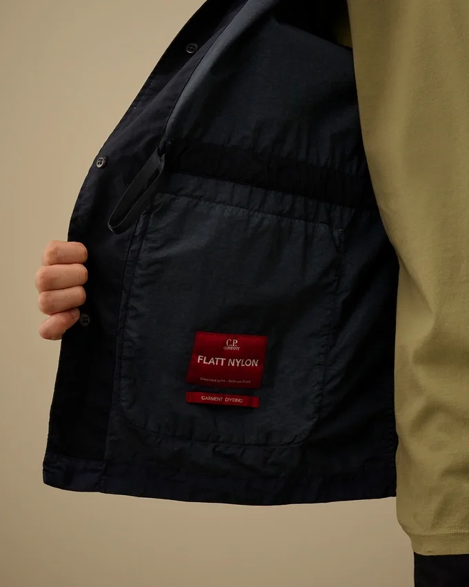 Chaqueta «Lens» de Flatt Nylon con botones mixtos