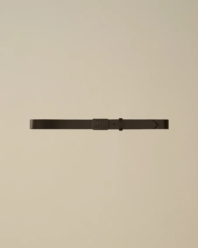 Cinturón de cuero con logotipo