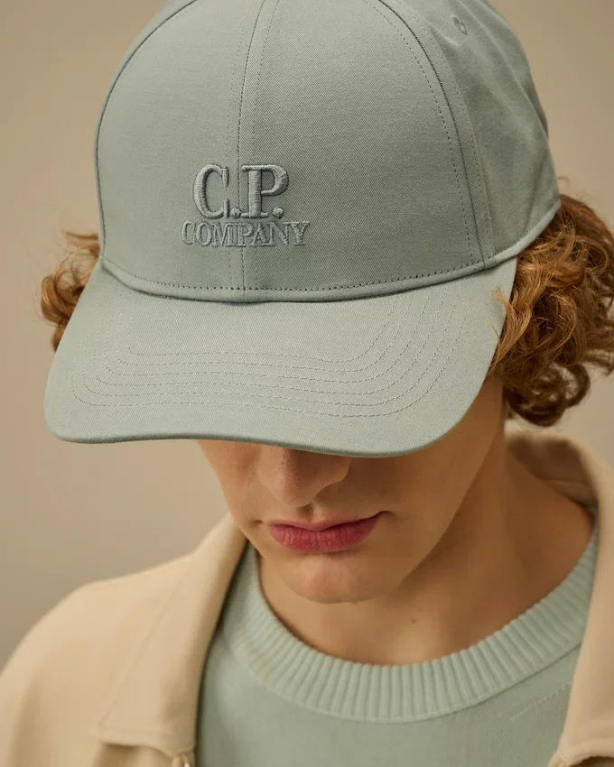Gorra con logotipo de gabardina