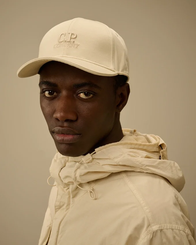 Gorra de gabardina en contraste