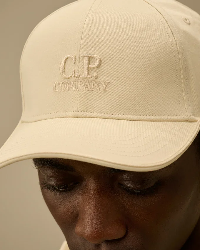 Gorra de gabardina en contraste
