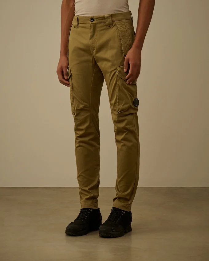 Pantalones cargo con bolsillos redondeados ergonómicos de satén elástico