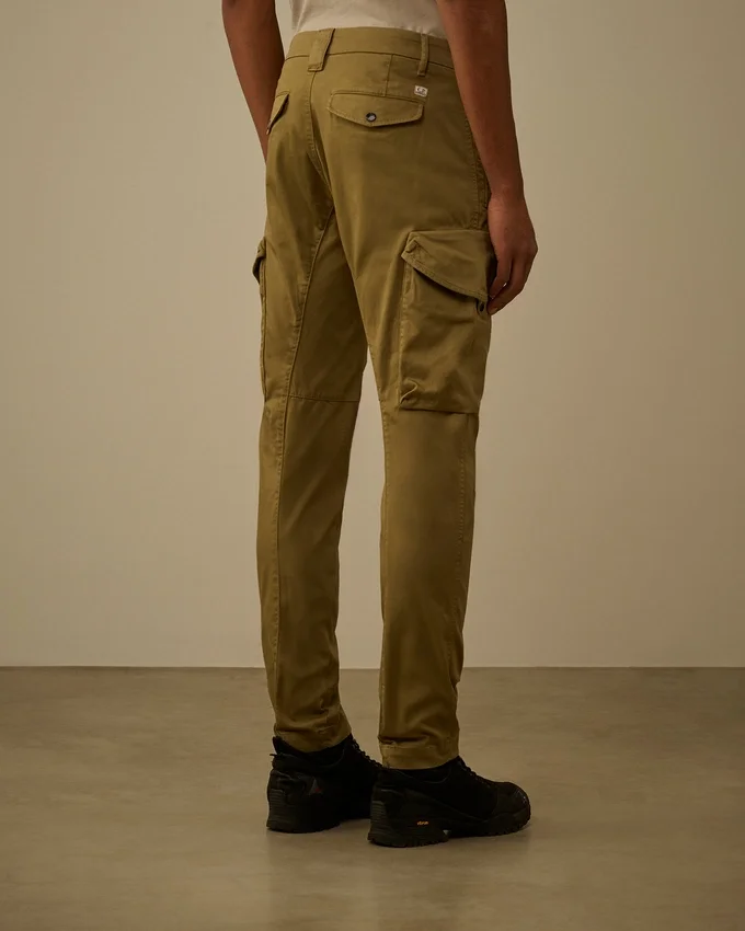 Pantalones cargo con bolsillos redondeados ergonómicos de satén elástico