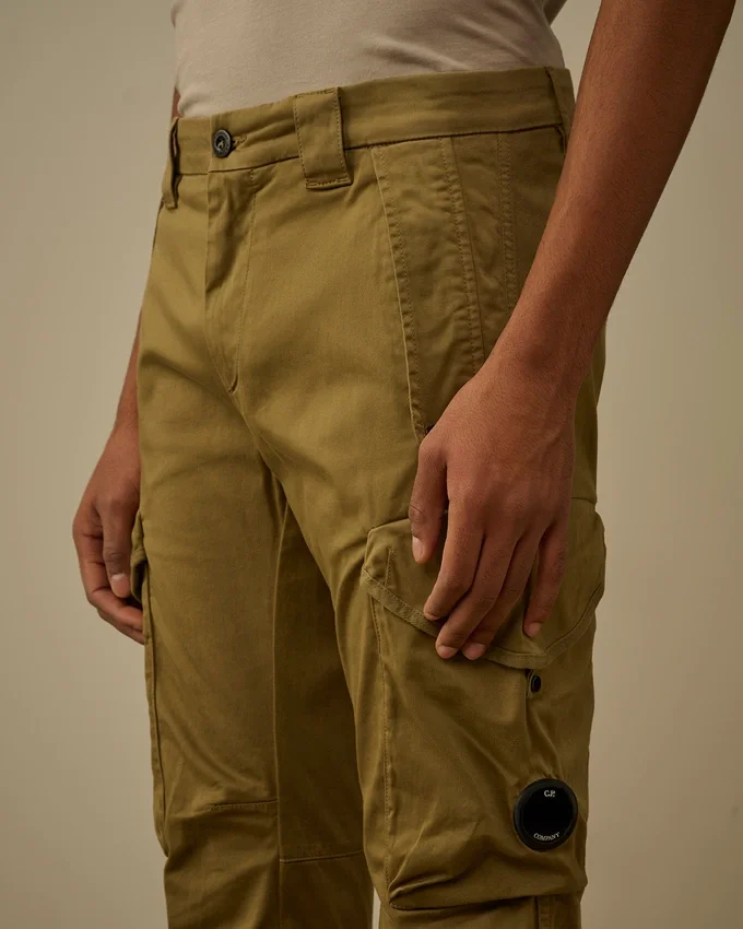 Pantalones cargo con bolsillos redondeados ergonómicos de satén elástico