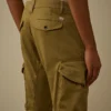 Pantalones cargo con bolsillos redondeados ergonómicos de satén elástico