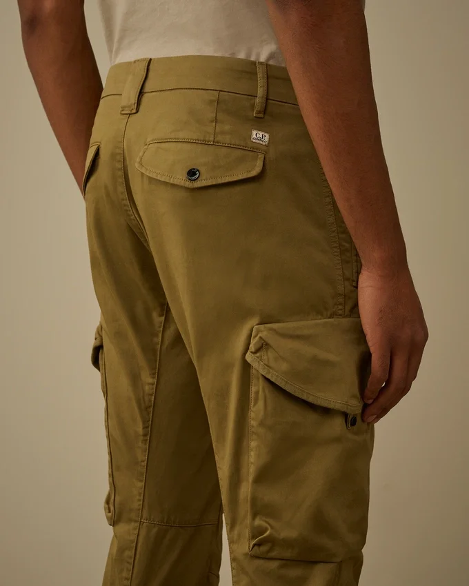 Pantalones cargo con bolsillos redondeados ergonómicos de satén elástico