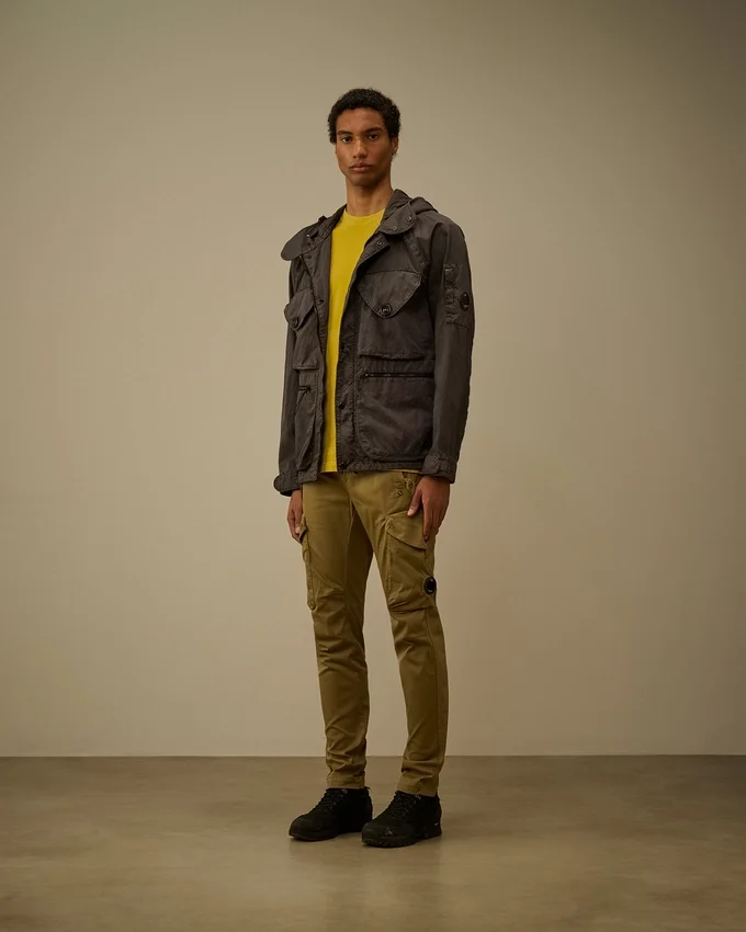 Pantalones cargo con bolsillos redondeados ergonómicos de satén elástico