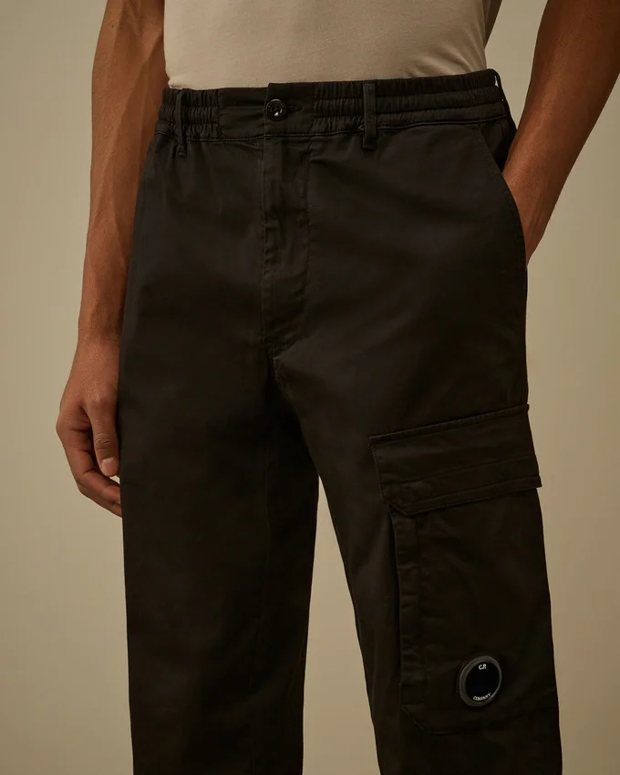 Pantalones cargo de corte regular en satén elástico