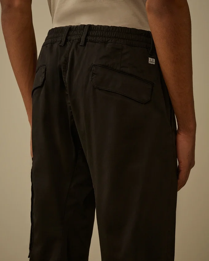 Pantalones cargo de corte regular en satén elástico