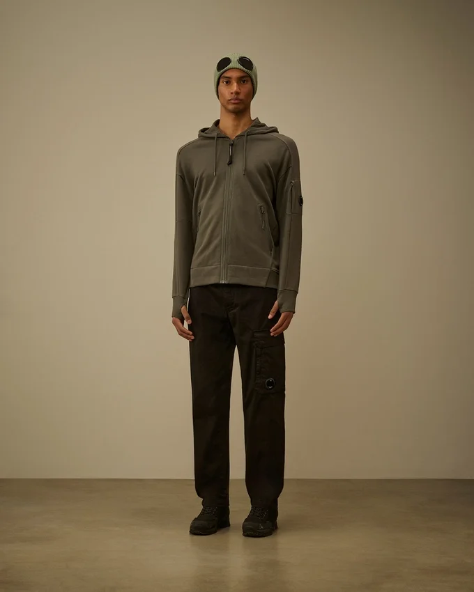 Pantalones cargo de corte regular en satén elástico