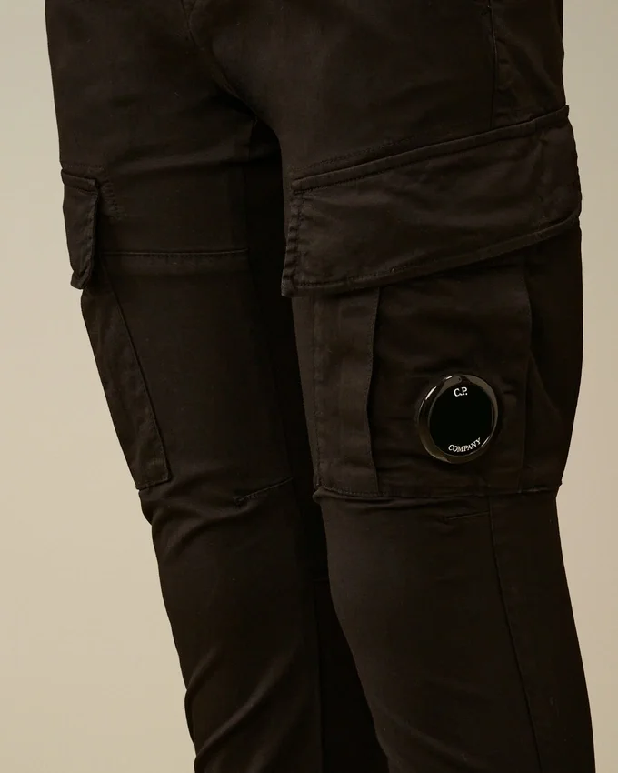 Pantalones cargo elásticos de gabardina U16 con detalle de Lens