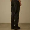 Pantalones cargo ergonómicos Chrome-R con detalle de lente
