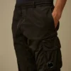 Pantalones cargo ergonómicos Chrome-R con detalle de lente