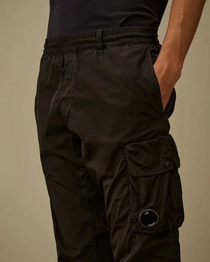 Pantalones cargo ergonómicos Chrome-R con detalle de lente