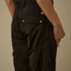 Pantalones cargo ergonómicos Chrome-R con detalle de lente
