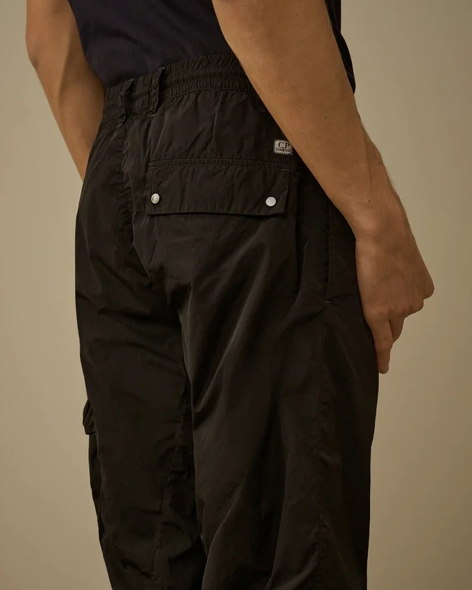 Pantalones cargo ergonómicos Chrome-R con detalle de lente
