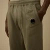 Pantalones de chándal de forro polar ligero con detalle de lente