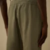 Pantalones de chándal de forro polar ligero con detalle de lente