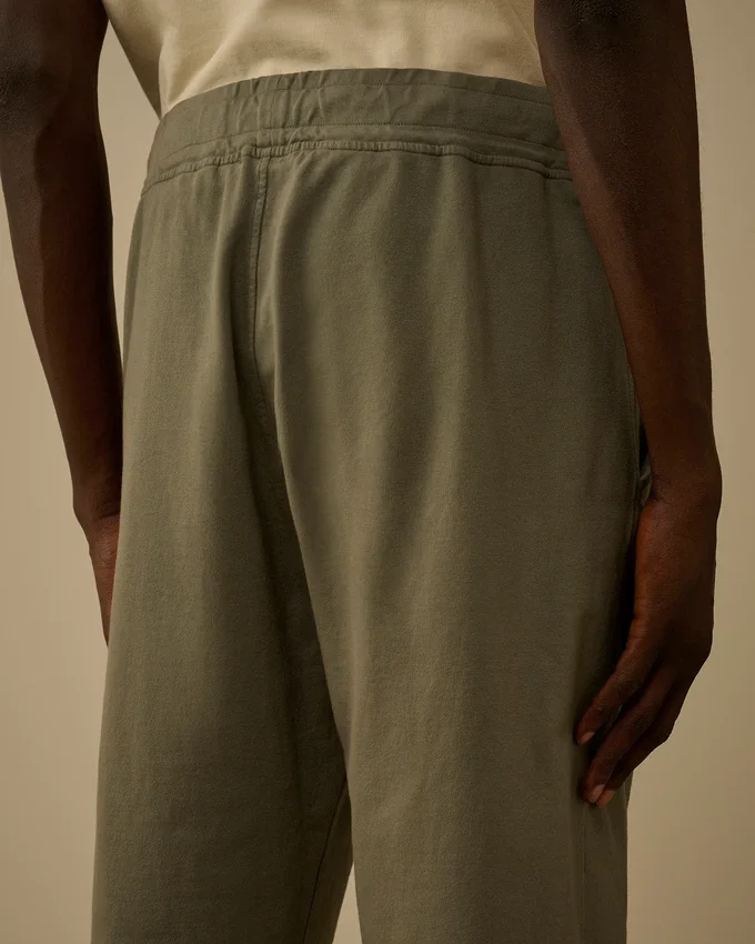 Pantalones de chándal de forro polar ligero con detalle de lente
