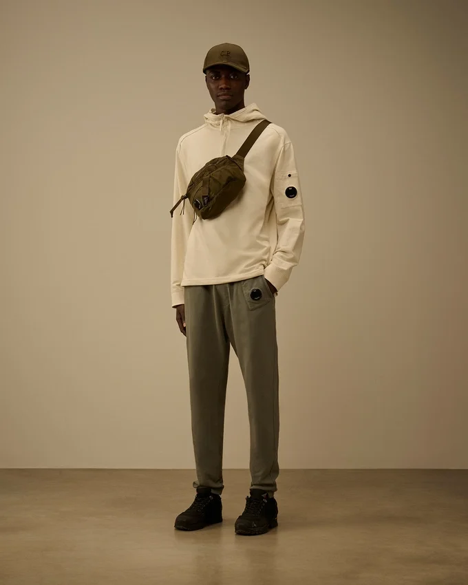Pantalones de chándal de forro polar ligero con detalle de lente